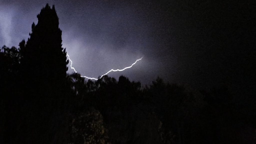 découvrez nos conseils et informations sur l'indemnisation des sinistres liés aux orages dans le var. obtenez l'assistance nécessaire pour faire valoir vos droits et bénéficier d'un remboursement adéquat suite aux dégâts causés par les intempéries.