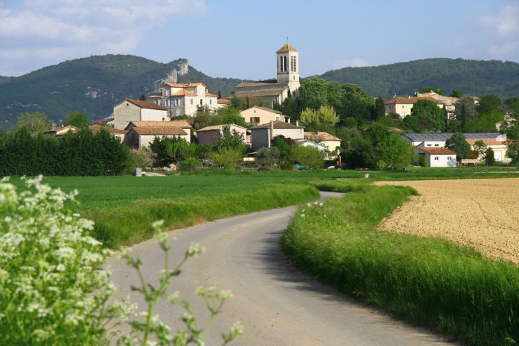 découvrez les plus beaux villages tranquilles en ardèche, parfaits pour un séjour paisible au cœur de la nature, entre patrimoine authentique et paysages préservés.