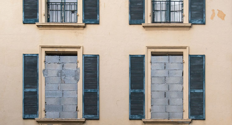 découvrez comment l'assurance habitation prend en charge les frais d'expulsion en cas de squat et protégez votre logement efficacement.