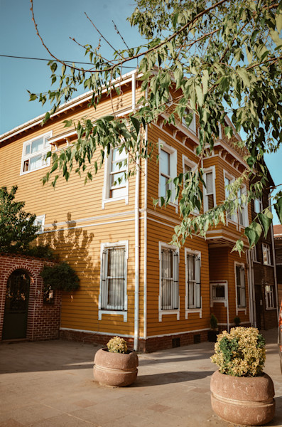 découvrez les garanties essentielles de l'assurance habitation et nos conseils pratiques pour économiser sur votre contrat tout en protégeant efficacement votre logement.