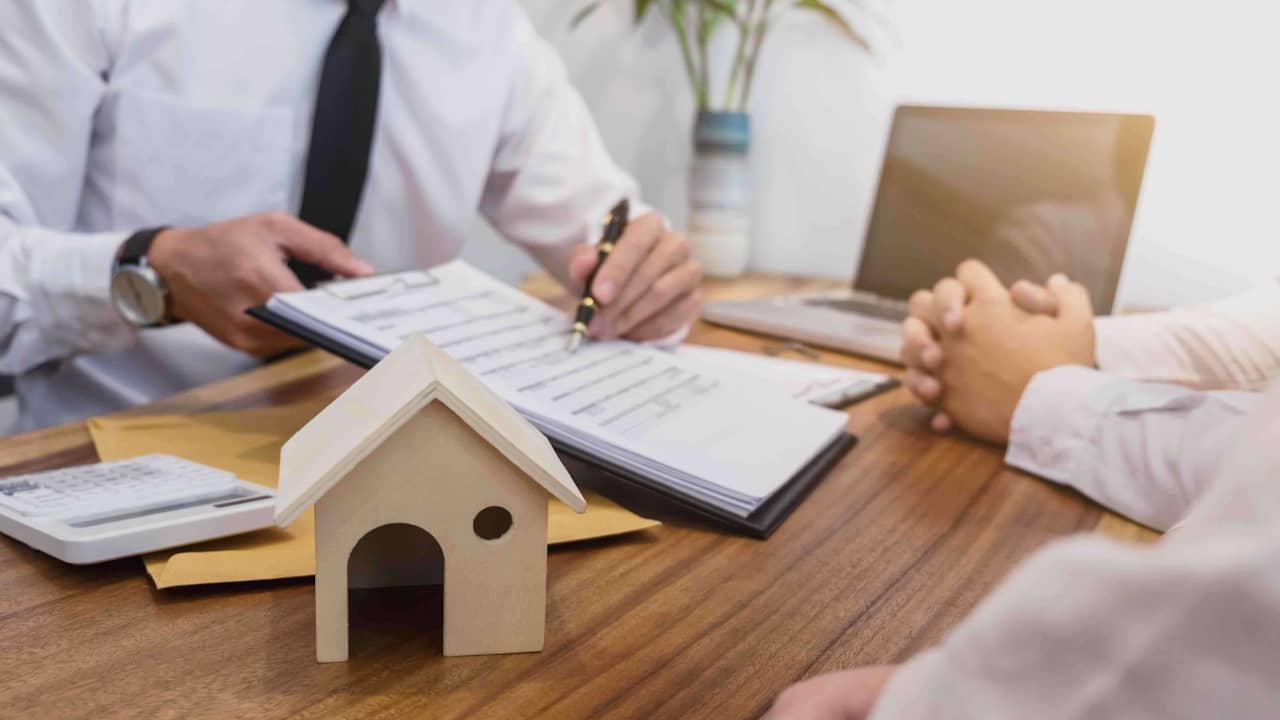 découvrez les garanties essentielles et nos conseils pratiques pour réduire le coût de votre assurance habitation tout en protégeant efficacement votre logement.